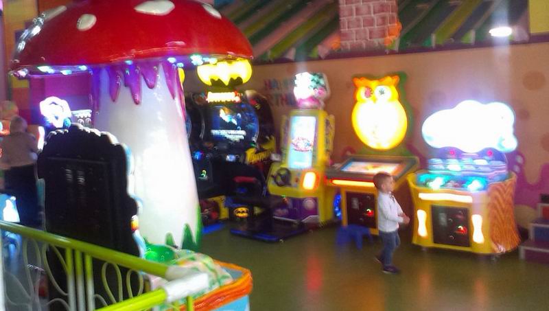 Игровые детские качели и автоматы BR в детском центре  Карамелька 
