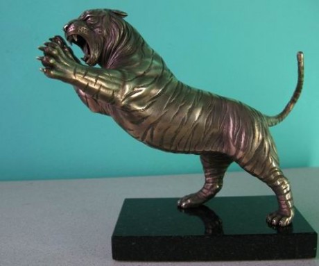  Название:  Тигр атакующий  BR    Автор:  Хотяновский А К  BR  бронза  гранит   14см х 8см х 18см   BR  создание 2010 г.