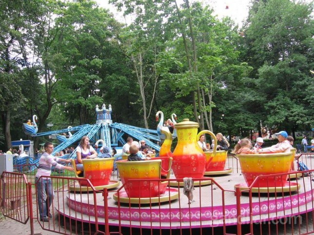 аттракцион  Чашки   BR Парк им. Горького  г. Минск  Беларусь 
