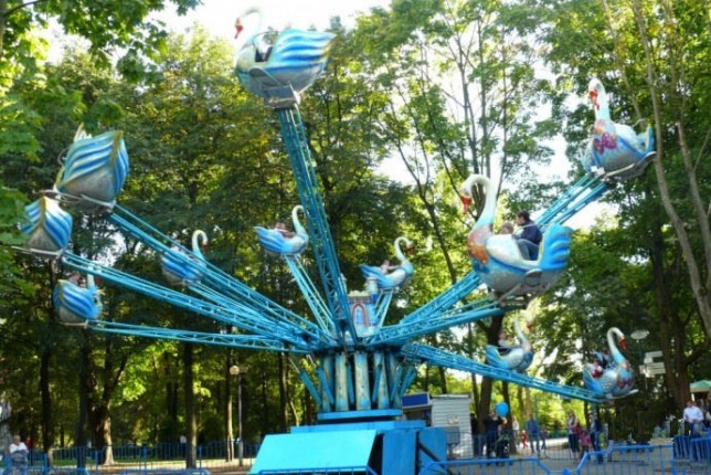 аттракцион  Лебеди   BR Парк им. Горького  г. Минск  Беларусь 