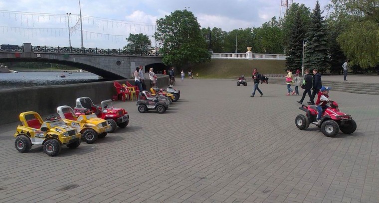  Электромашинки  и  четырехколесные мотоциклы  в парке Горького  г. Минск 21 мая 2016 