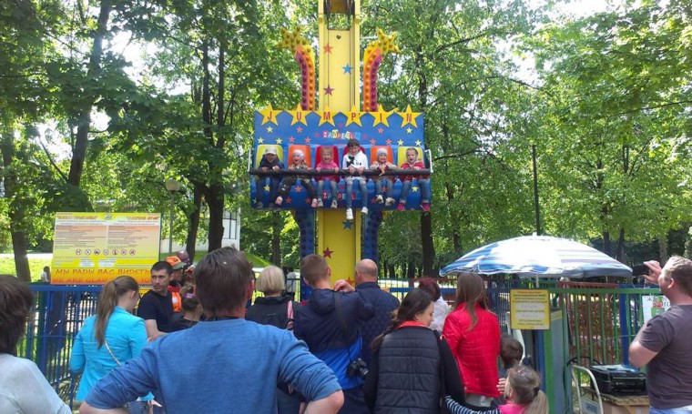 Детский аттракцион   Башня прыгалка   в парке Горького  г. Минск 21 мая 2016 