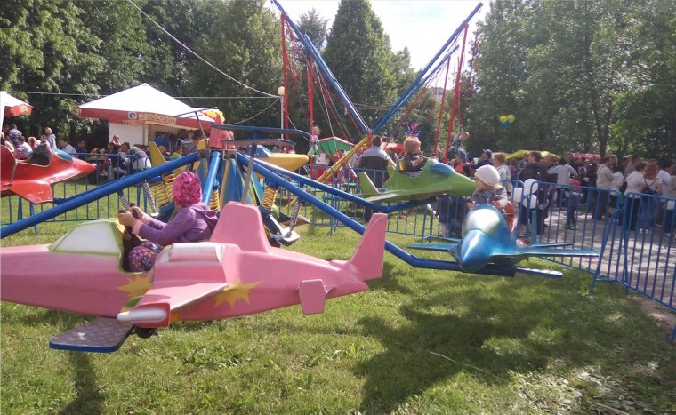 Детский аттракцион  Самолетик  в  парке Павлова 
 г. Минск 3 июля 2017 