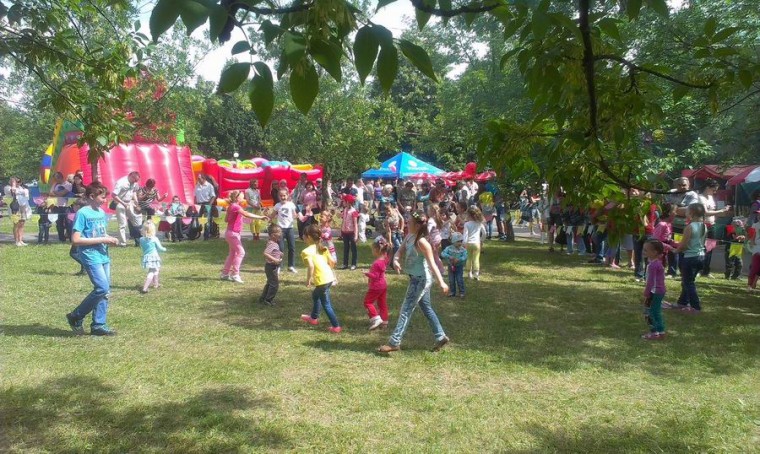 Детские танцы в  парке Павлова 
 г. Минск 3 июля 2017 