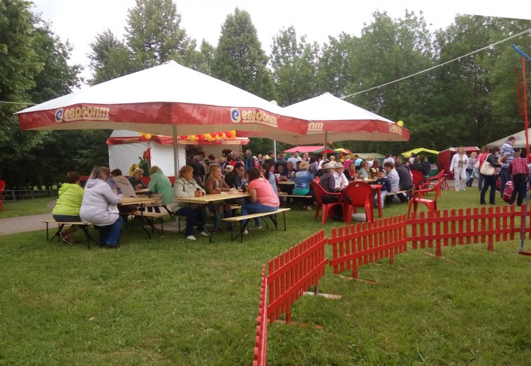 Еда на празднике в  парке Павлова 
 г. Минск 3 июля 2017 
