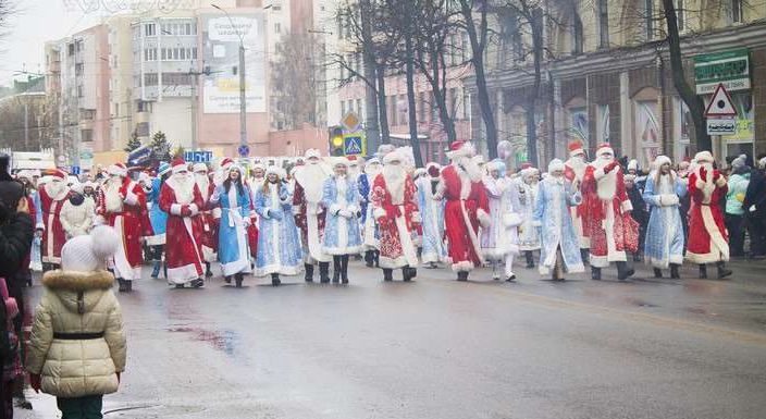 Шествие  парад  Дедов Морозов в Могилеве 25 декабря 2017