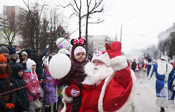 Шествие  парад  Дедов Морозов в Могилеве 25 декабря 2017