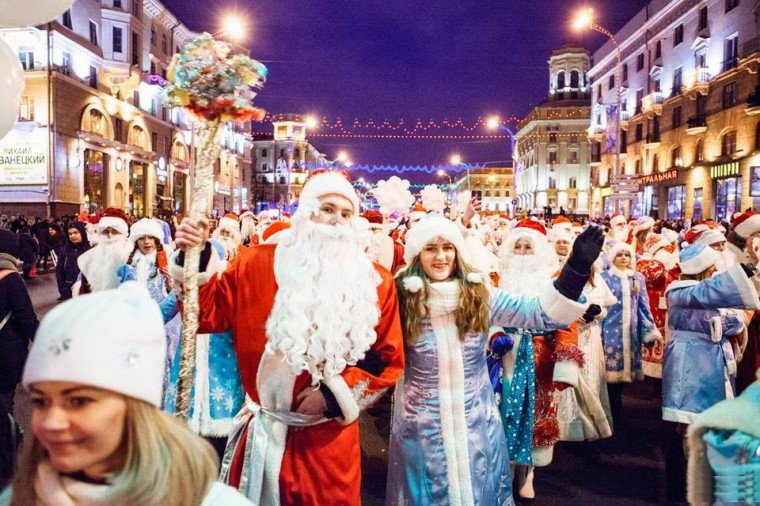 Шествие  парад Дедов Морозов в Минскее 23 декабря 2017