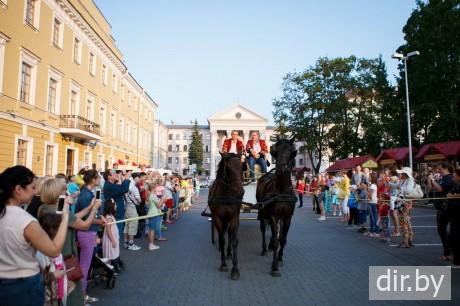  У Ратуши на площади Свободы  BR 23 июля 2016  суббота 