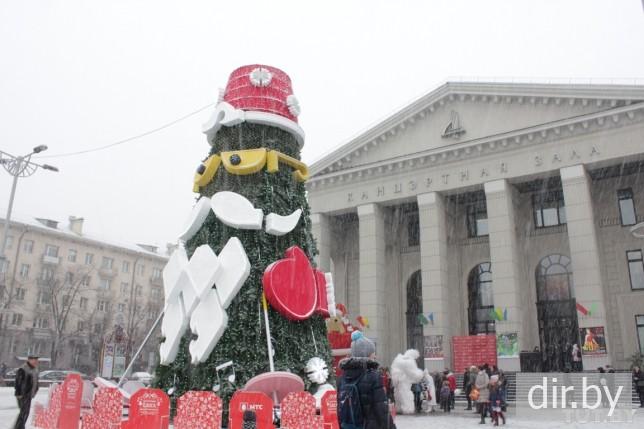 Возле филармонии на площади Якуба Коласа  г. Минск 