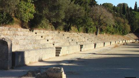 руины стадиона и развалины храмов Зевса Полнея  Аполлона Пифийского и Афины Полиады  город Годос  Греция 