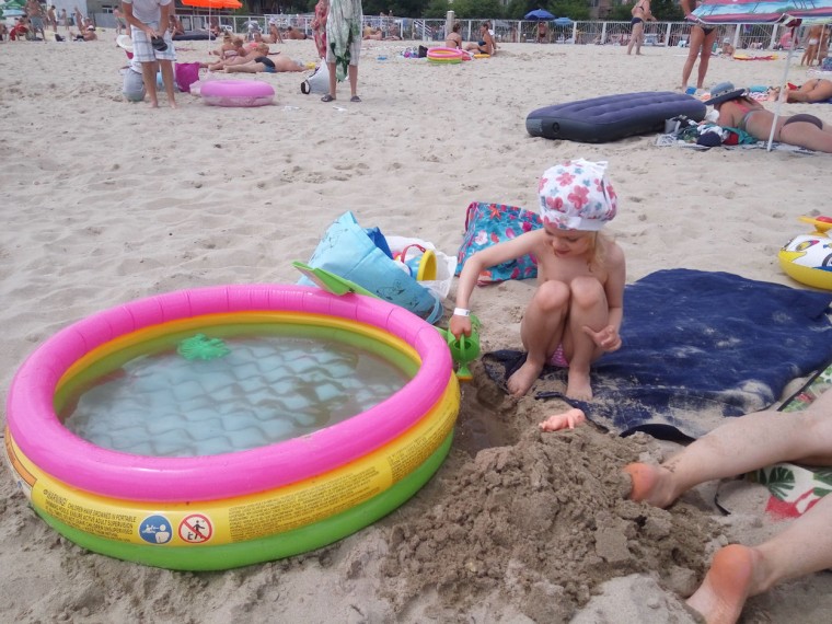  Пляж  море  детский бассейн 
База отдыха  Рось   время 12:03  13 июля 2017 
