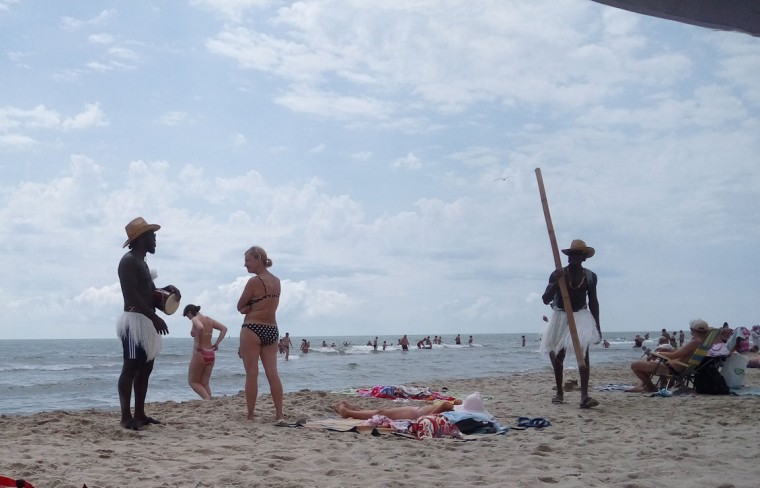  Фото с неграми на пляже 
База отдыха  Рось   время 12:20  13 июля 2017 