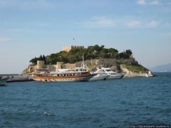 Птичий  голубиный  остров на курорте Кушадасы